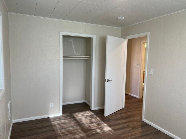 Building Photo - Updated 2-bedroom duplex in Thurston!