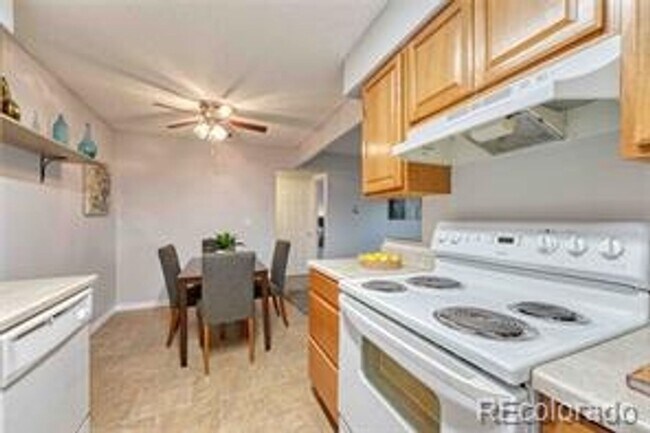Building Photo - Charming 1BR Condo in Lakewood