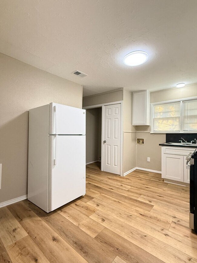 Building Photo - 1 Bedroom 1 Bath - Updated