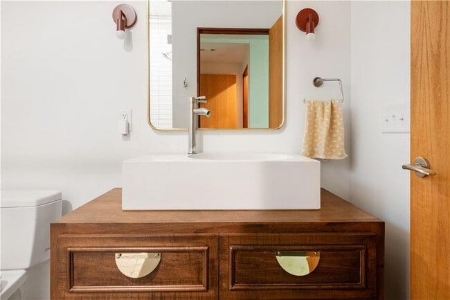 Building Photo - 515 Claire Dr NE