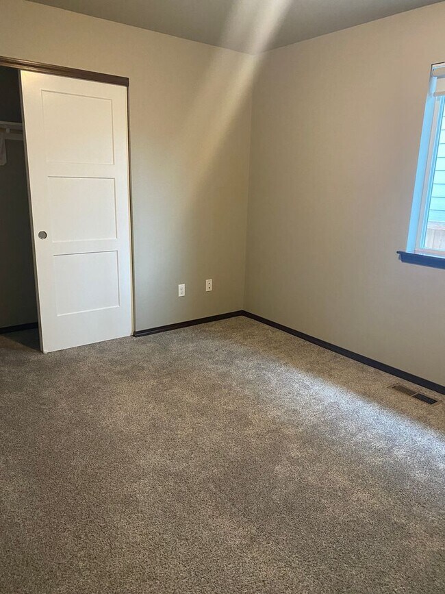 Building Photo - Newer 3 Bedroom/ 2 Bath Home
