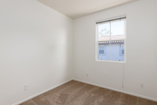 Building Photo - 3 bedroom townhome located In Rancho Carrillo!