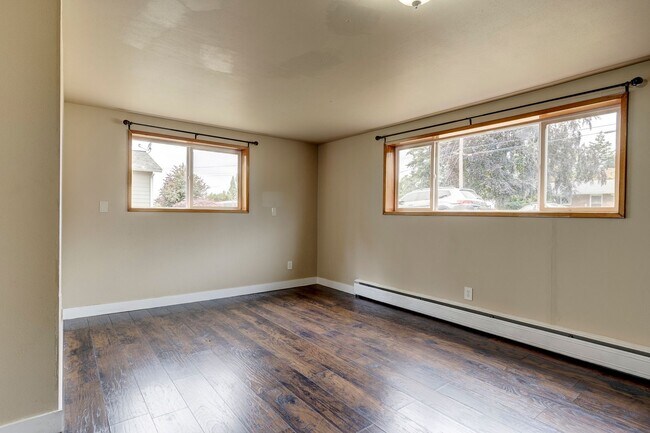 Building Photo - Spacious 4 Bed 2 Bath Home