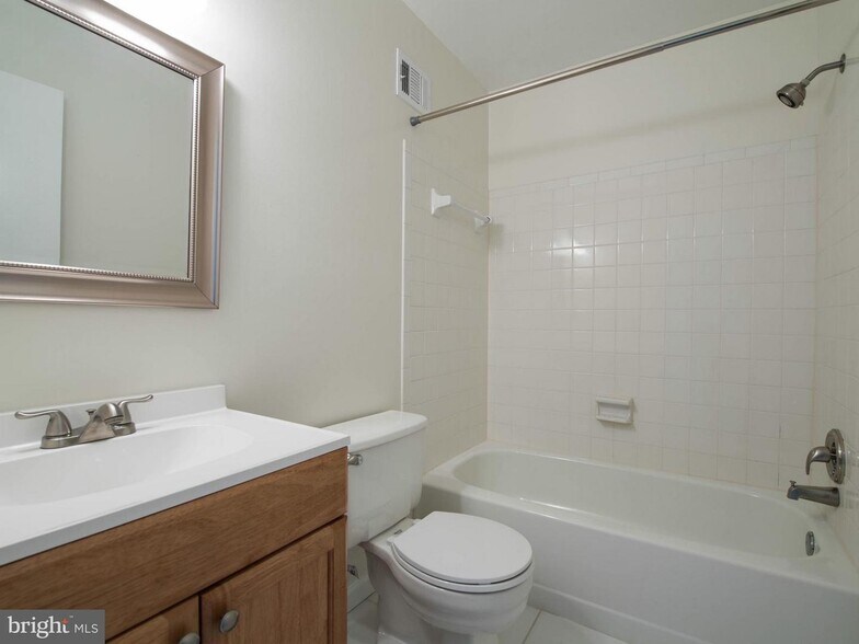 Upstairs Full Bath - 2858 Lester Lee Ct