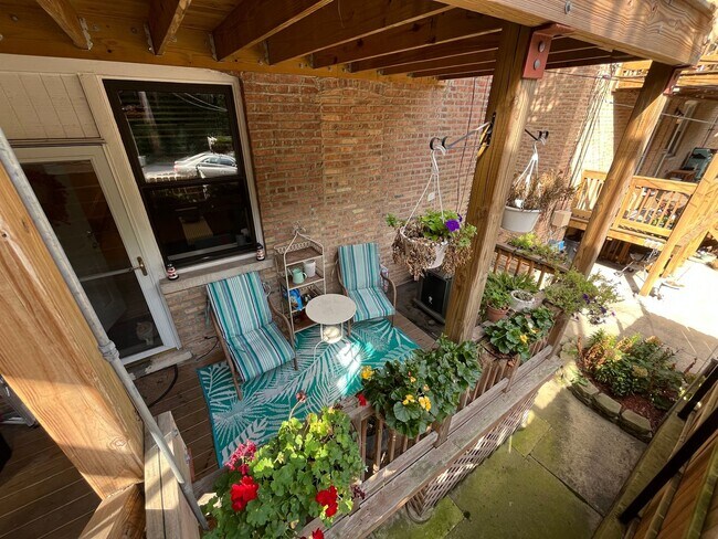 Building Photo - Warm Vintage Jumbo 2BR 2Bth w fireplace an...