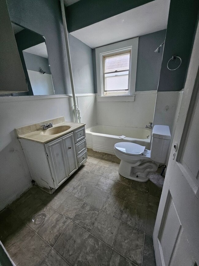 Building Photo - Lower 2 bedroom unit ALL UTILITIES INCLUDED