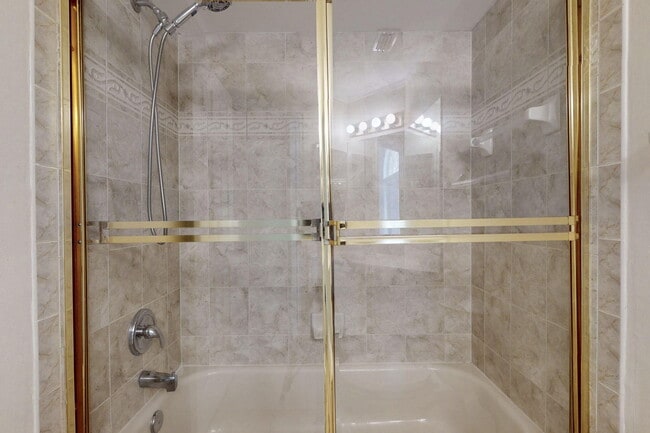 Building Photo - 967 SE Browning Ave