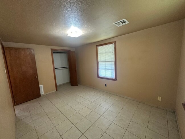 Building Photo - 16881 Beau-Kay Dr