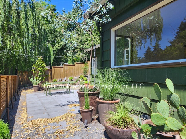 Building Photo - 3206 SW 13th Ave