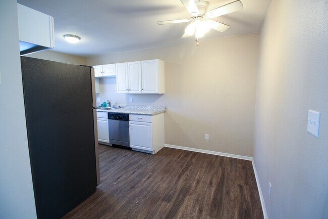 Building Photo - 2006 10th St