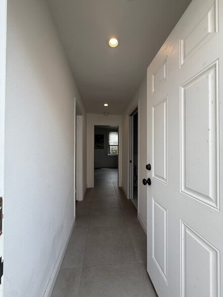 Building Photo - 419 Naples St