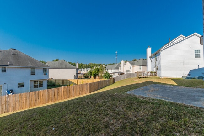 Building Photo - Spacious 4 bedroom 2.5 bath