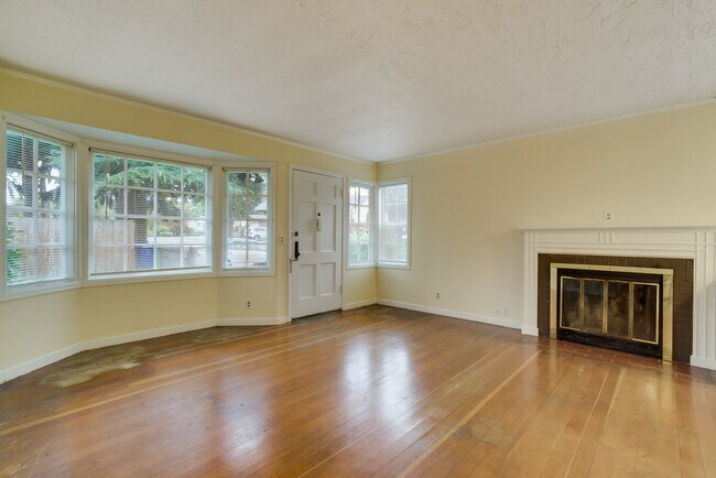 Building Photo - 4650 NE 112th Ave
