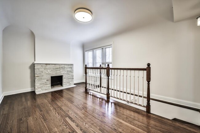 Building Photo - 3 bedroom in Chicago IL 60613
