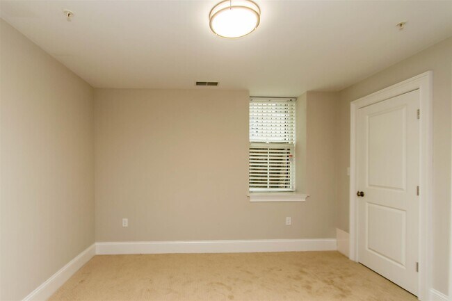 Building Photo - 131 Columbia St