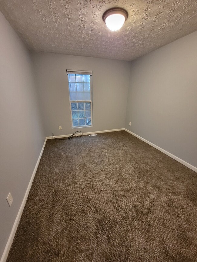 Building Photo - 3 Bedroom Townhouse