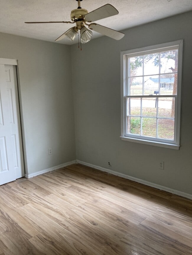 Building Photo - 3 Bedroom in Greenville