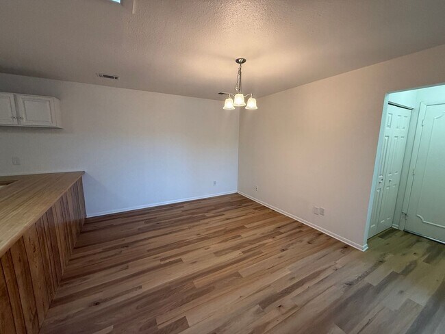 Building Photo - Spacious home right on the goldfcourse