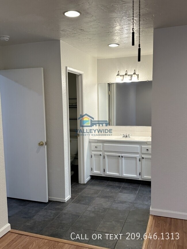 Building Photo - 541 San Vincente Ct