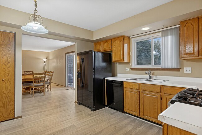 Building Photo - 145 Knightsbridge Dr