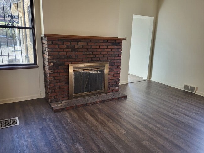 Building Photo - 4 bedroom 2 bath in Mt Washington! Available now!