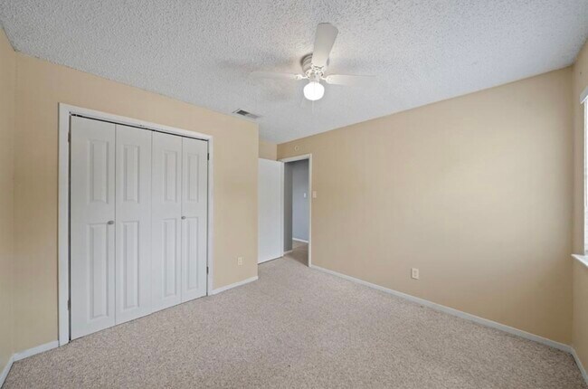 Building Photo - 3210 Pebble Lake Dr