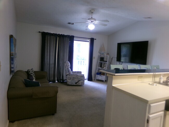 Building Photo - 4262 Pinehurst Cir