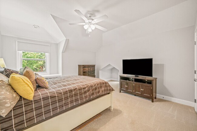 Building Photo - 258 Tuxedo Ave