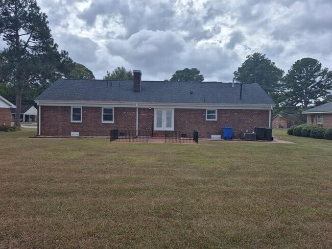 Building Photo - 3 Bedroom 2 Bath