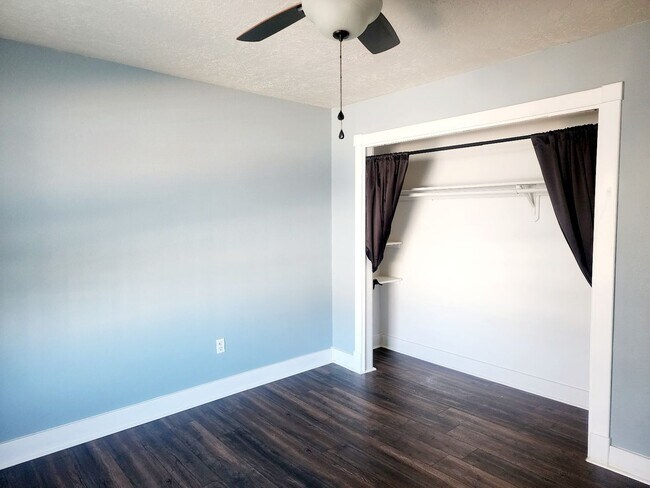 Building Photo - Three Bedroom Charming Neighborhood