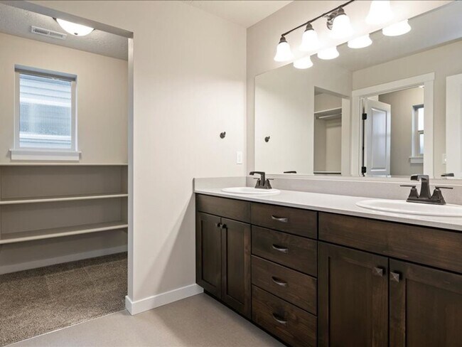 Building Photo - Free September Rent!  Beautiful Newer 4 Bed, 3 Bath located in the heart of Meridian - available ...