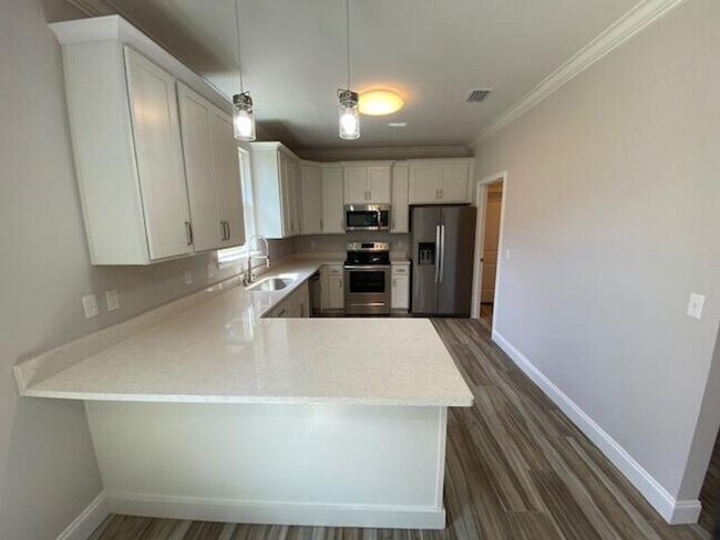 Building Photo - Spacious 3 Bedroom Home in Mary Esther!