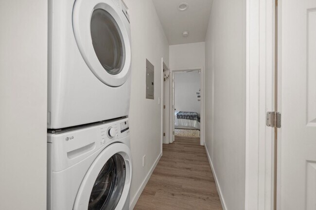 Building Photo - Private turfed yard!