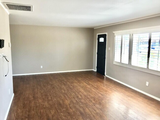 Building Photo - 7811 Cielo Vista Dr