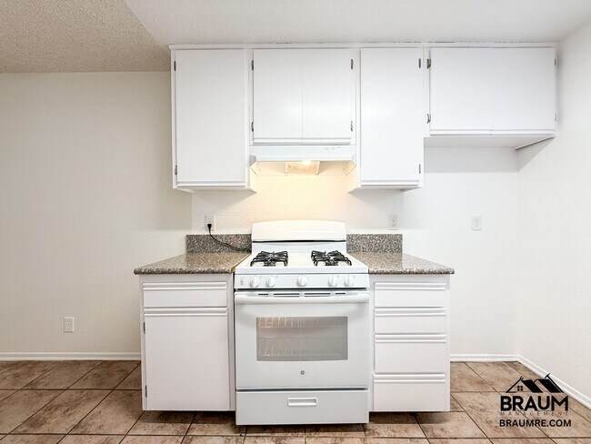 Building Photo - 221 W Elm Ave