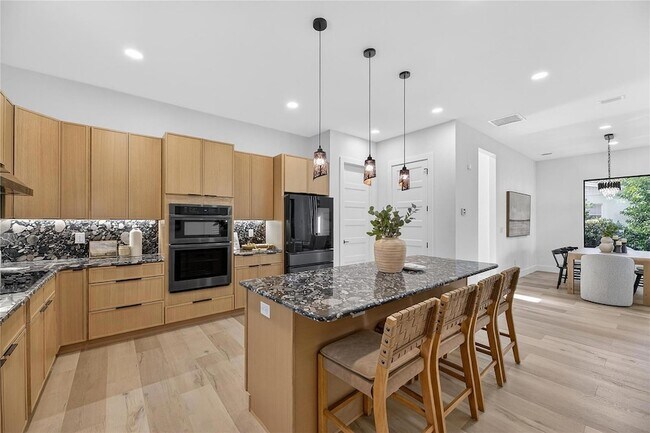 Building Photo - 2335 Oak Terrace