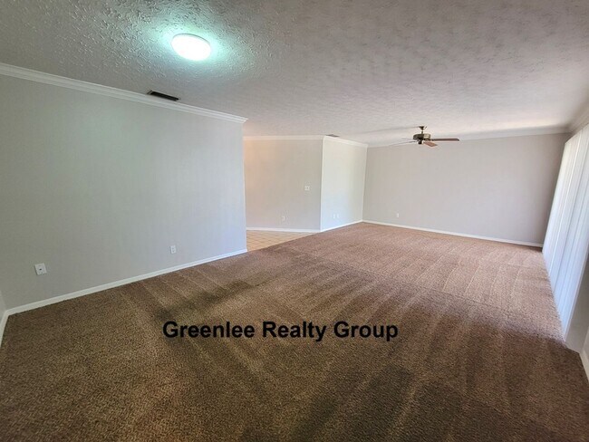 Building Photo - Large 3 Bed/2Bath/2 Car Garage Home in Port Richey- 1914 sqft!