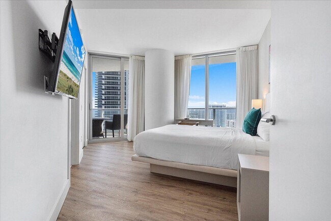 Building Photo - 4011 S Ocean Dr