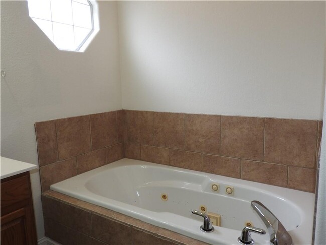 Building Photo - 3804 SW Kestrel Dr