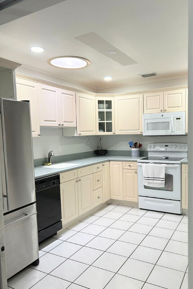Building Photo - 727 Gilda Dr