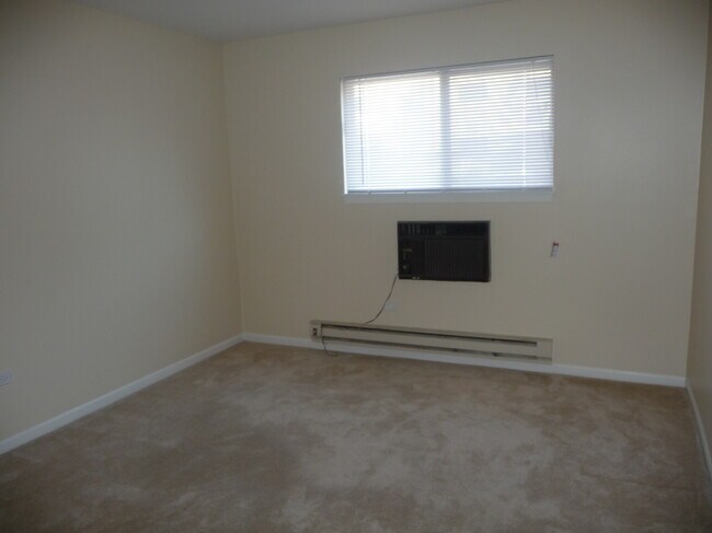 Building Photo - 456 E Spruce Dr