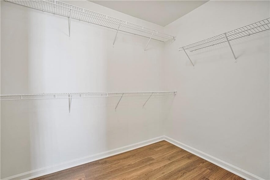 Building Photo - 1938 Dilcrest Dr