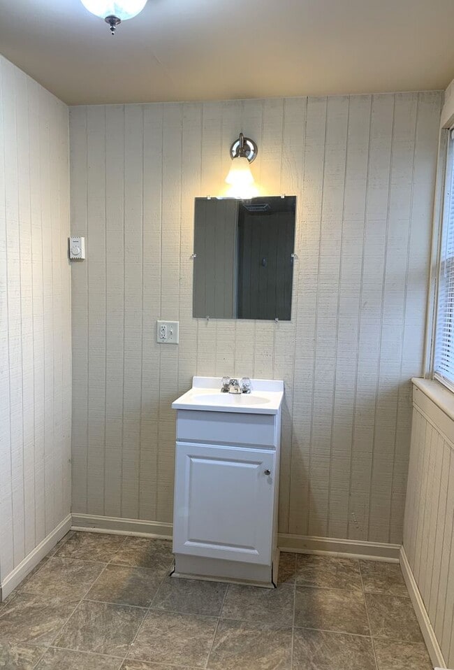 Building Photo - Charming single-family home just a short w...