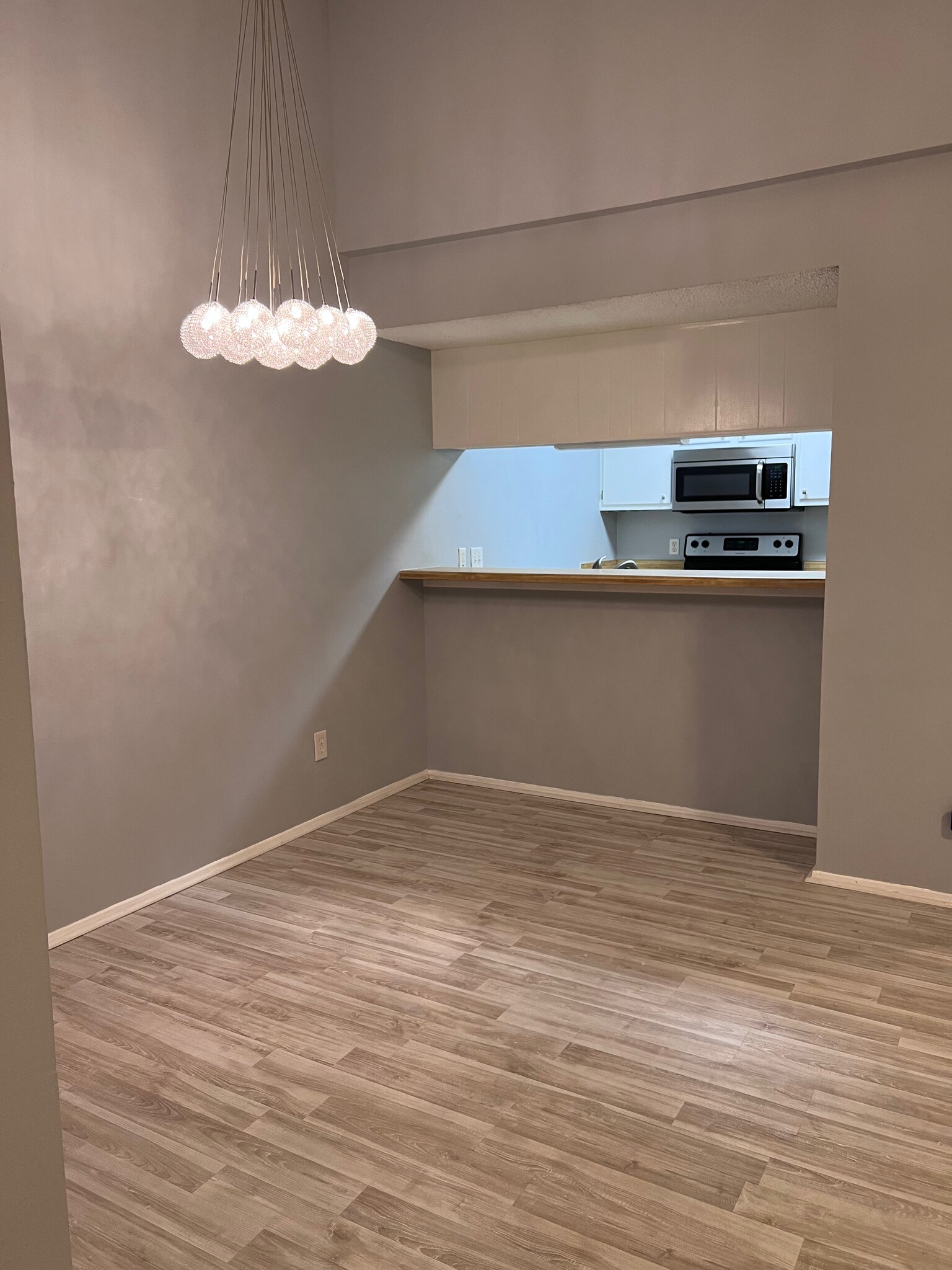 Building Photo - 7076 N Holiday Dr