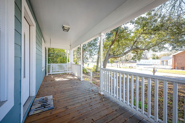 Building Photo - Cute 2 bedroom 1 bath Cottage in Pascagoula