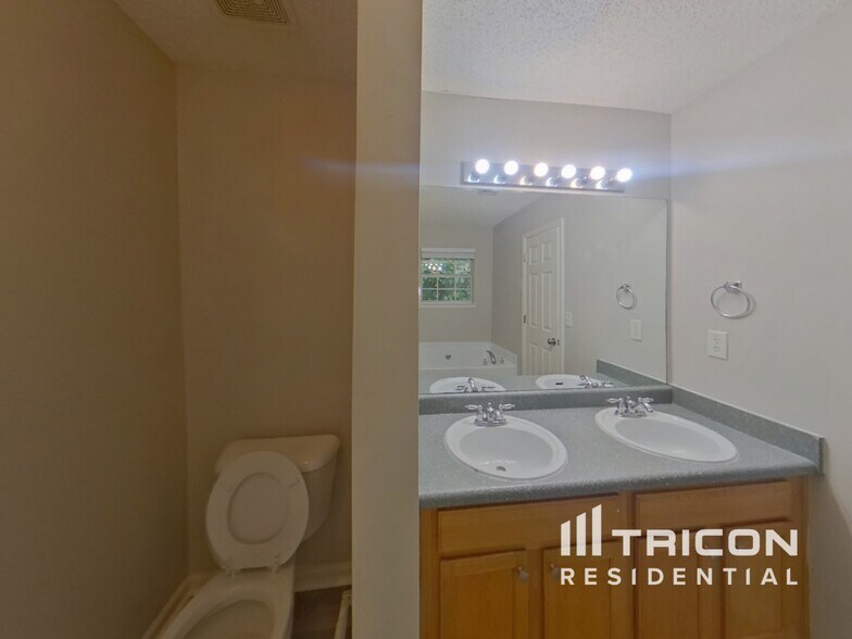 Building Photo - 7913 Four Oaks Ct