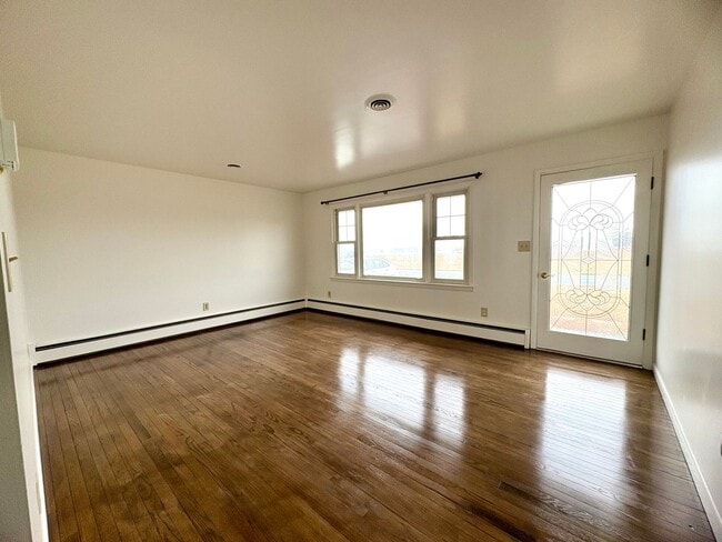 Building Photo - 3 Bedroom 1 Bathroom Rancher in Elizabethtown!