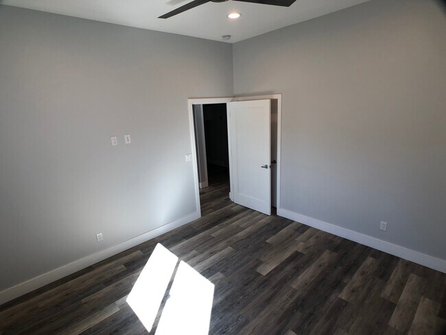 Building Photo - Charming 2-Bedroom Fully Remodeled Home with Giant Yard in the College West Area! |Available Imme...