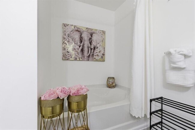 Building Photo - 1076 N Village Dr