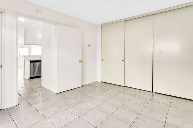 Building Photo - Great three bedroom townhome in UTC!  Avai...